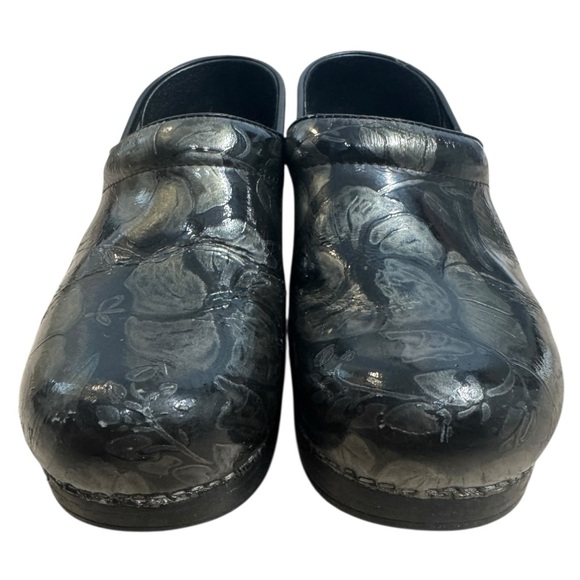 Dansko Black Floral Embossed Leather Professional Nursing Clogs Size 36 US 5.5-6 - Picture 4 of 9